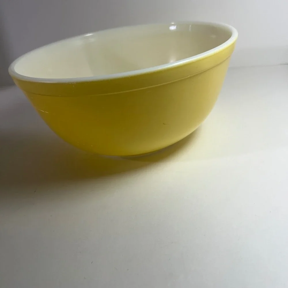 Vintage Pyrex 2.5qt Yellow Bowl #35 Made in USA 403